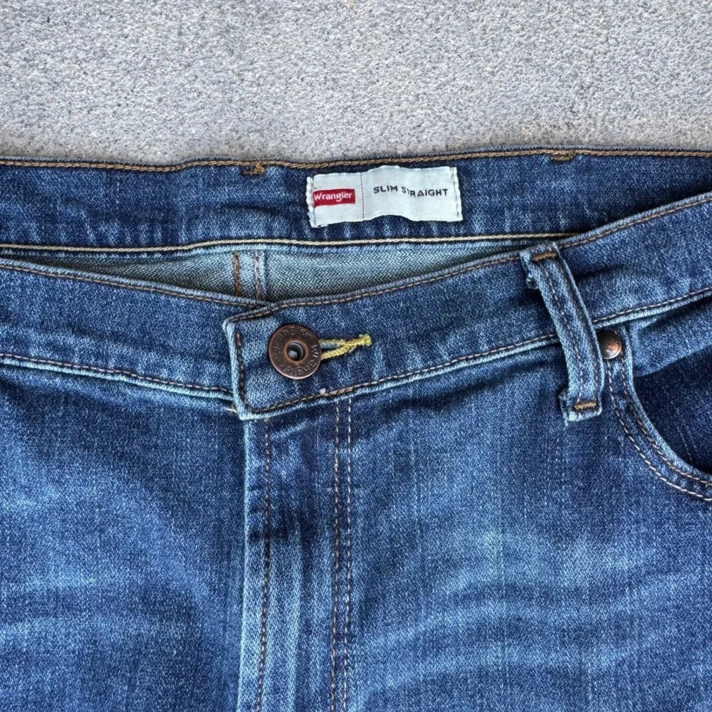 Wrangler Mens 40x30 Slim Straight Jeans Medium Wash Blue Denim 1092SSWJS